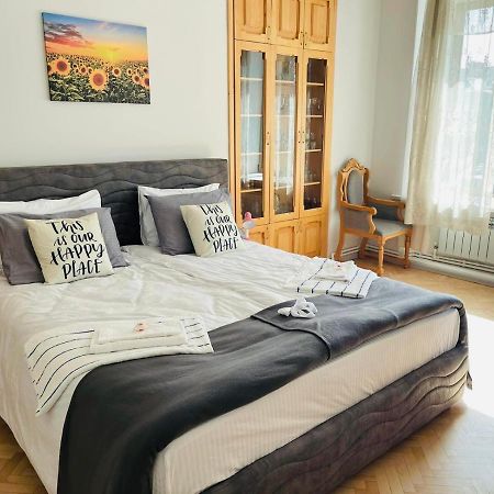Spacious 2 Bedrooms In The Center Of Erevan Esterno foto