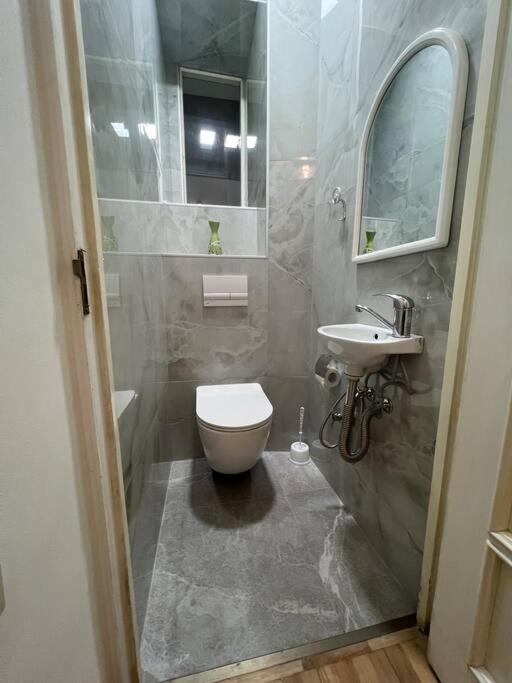 Spacious 2 Bedrooms In The Center Of Erevan Esterno foto